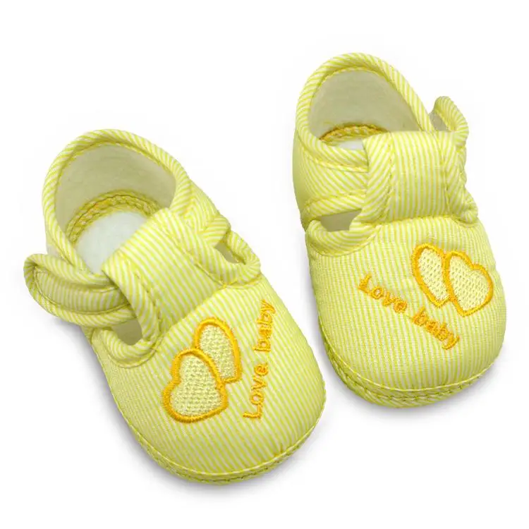 Новые парусиновые классические спортивные кроссовки для новорожденных мальчиков и девочек; обувь для первых шагов; обувь для малышей с мягкой нескользящей подошвой; детская обувь - Цвет: heart yellow