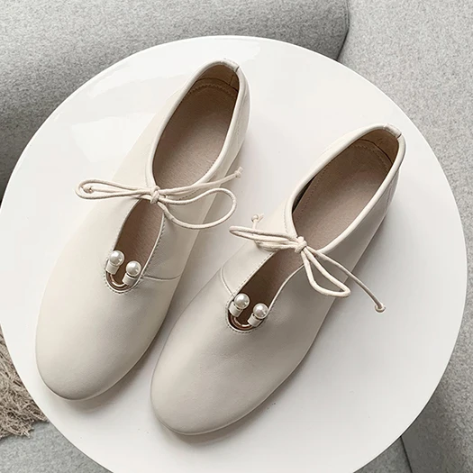 Женская обувь из натуральной кожи на шнуровке; сезон весна-осень; Повседневная дизайнерская обувь с жемчугом; коллекция года; китайские с плоской подошвой; цвет коричневый; женская обувь с круглым носком - Цвет: Белый
