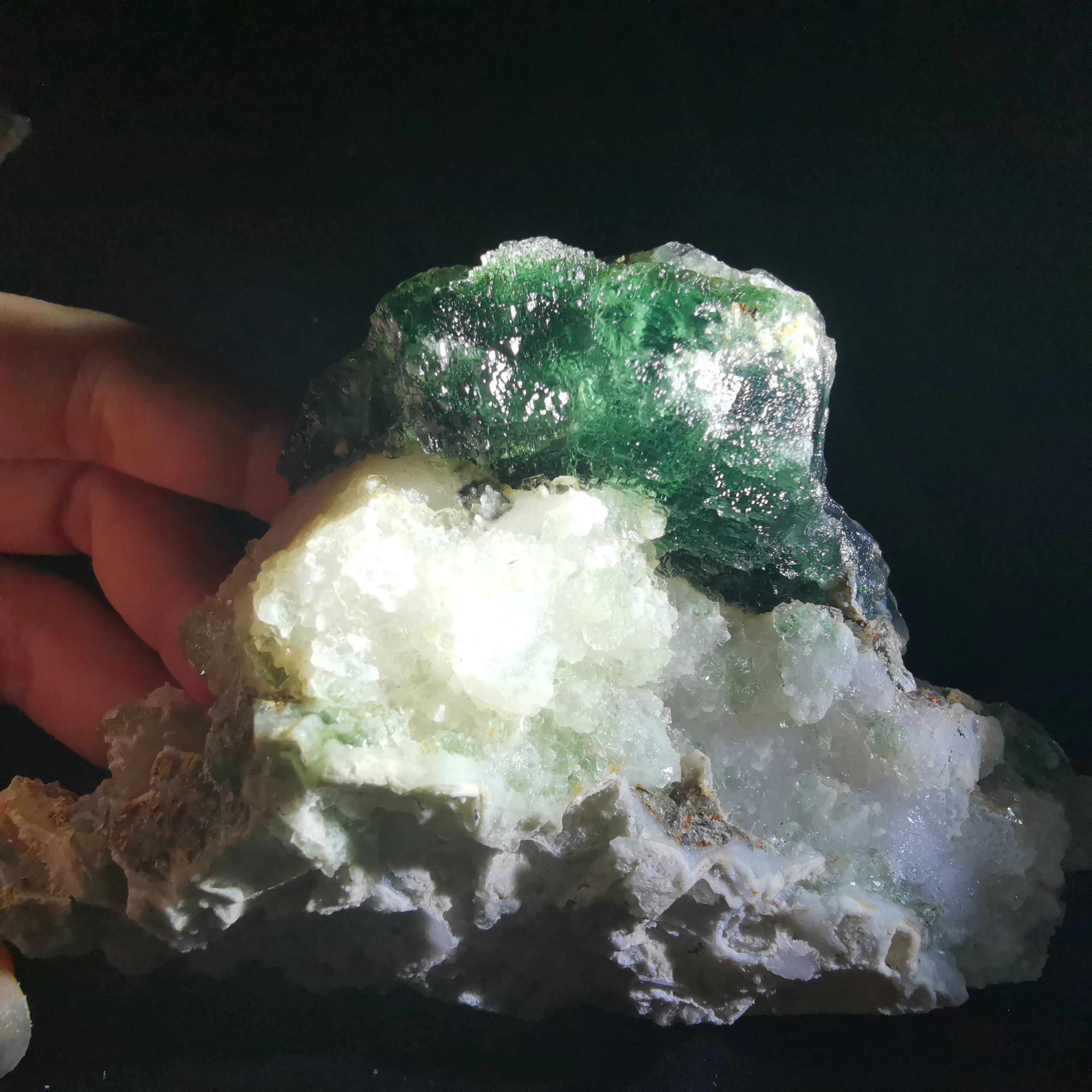 

272.7g100% rare natural green fluorite shining polyhedron ladder shaped quartz energy stone decorative mineral specimens