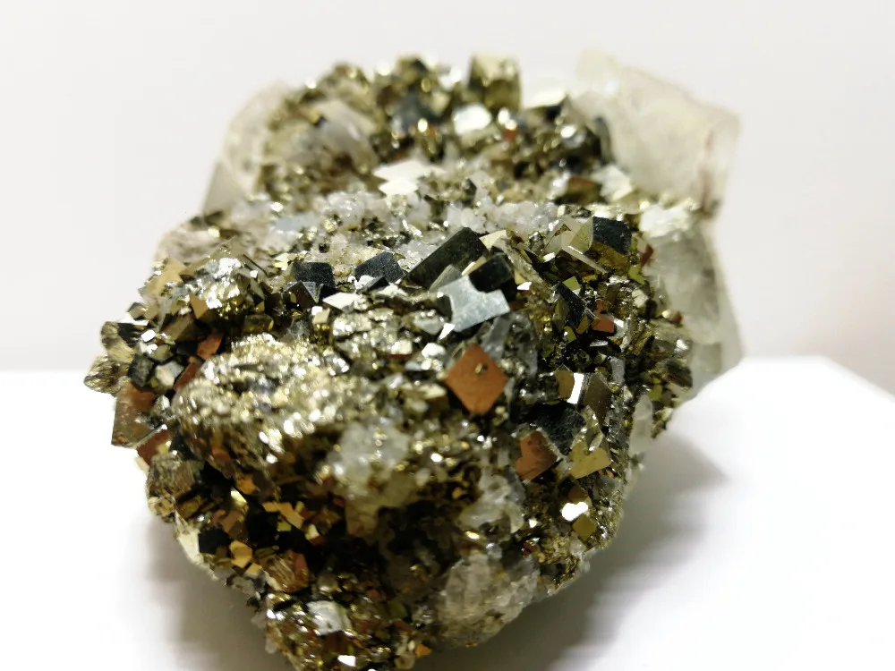 413.0gNatural intergrowth mineral calcopirita e cristal de