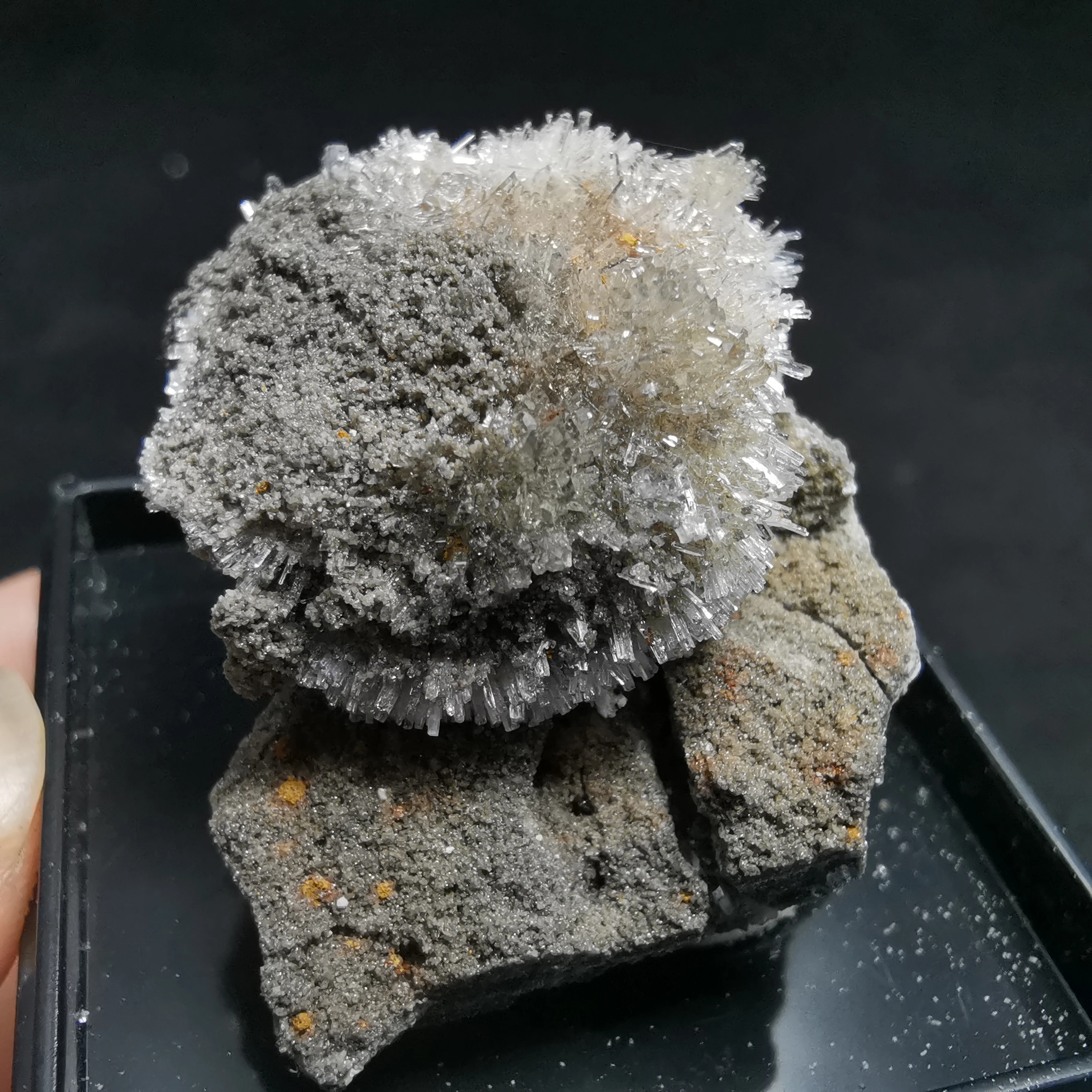 

Natural high quality aluminum fluoride anhydrite crystal crystal healing energy stone decoration QUARTZ GEM delivery box