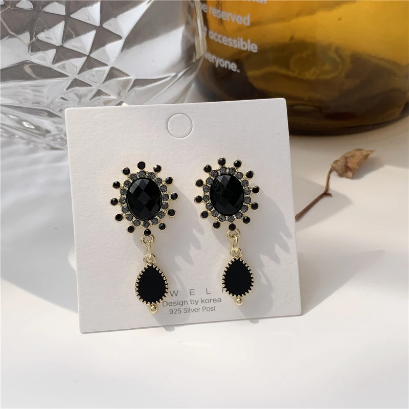 

The New 2020 Senior Feeling Cold Wind Restoring Ancient Ways Black Stud Earrings Temperament Contracted Female Jewelry Gifts