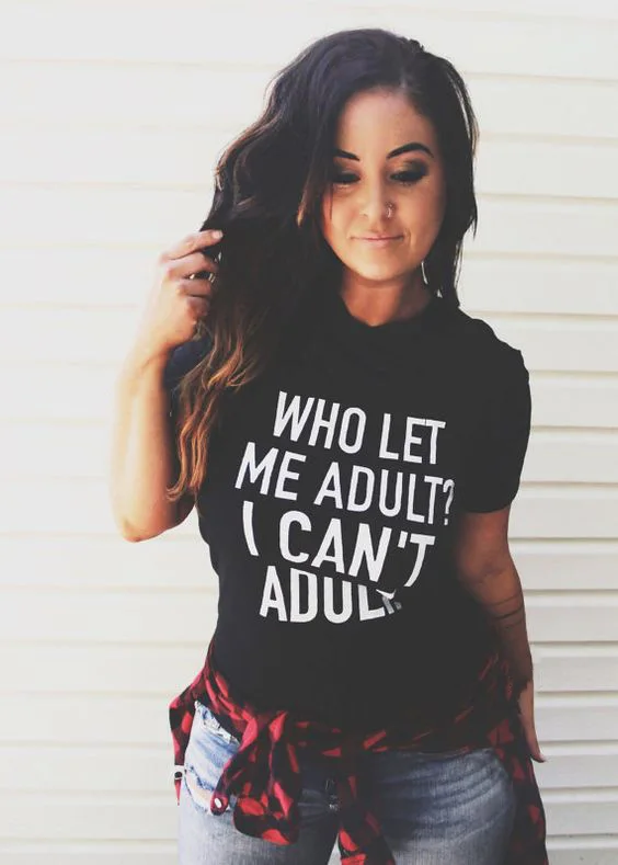 Женская футболка с надписью Who Let Me Adult I Can't взрослая | одежда