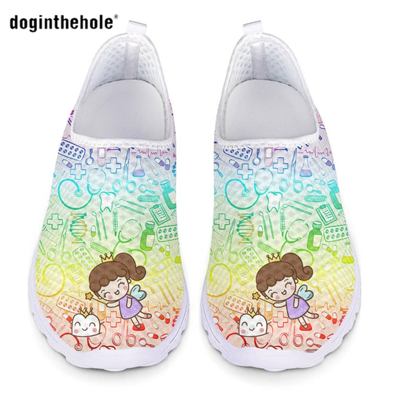 

Doginthehole градиентная медицинская обувь на плоской подошве для женщин Kawaii Dental Angel Teeth Печать кроссовки летняя повседневная обувь hopital femme