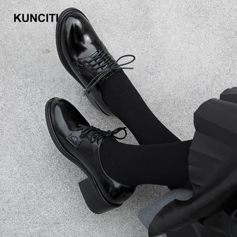 KUNCITI черный Лакированная кожа Обувь с перфорацией типа «броги» Классическая прогулочная Обувь На Шнуровке Для женщин средней высоты туфли-лодочки на каблуке женские Повседневное туфли в стиле преппи; удобная модель; Новинка