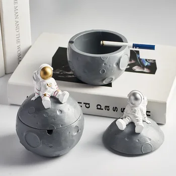 

CARTOON ASHTRAY ASTRONAUT RESIN ASHTRAY CREATIVE PLANET DECORATION HOME SEND BOYFRIEND GIFT ASHTRAY WITH LID SMOKING ACCESSORIES