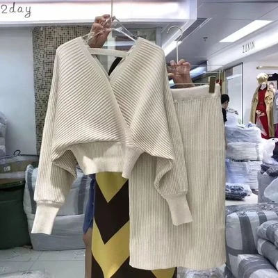 Beige TWOTWINSTYLE вязаный комплект из двух предметов для женщин с v-образным вырезом Рубашки с рукавами-фонариками юбки с высокой талией женский костюм зима мода - Цвет: Beige