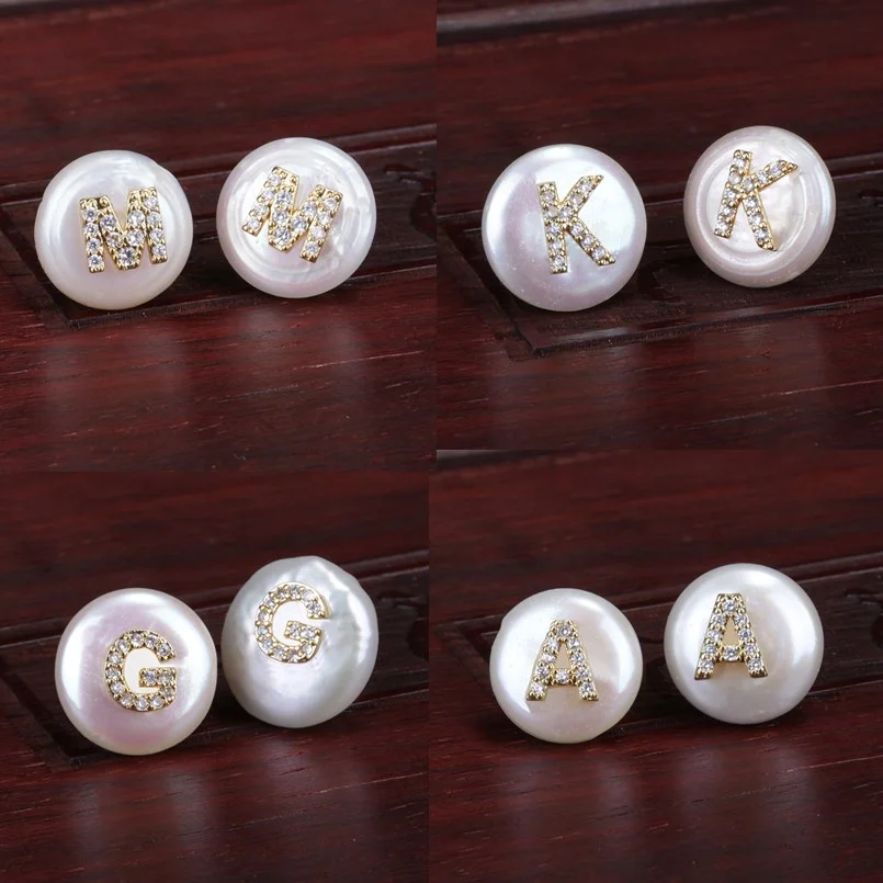 Cz Крошечные золотые серебряные 26 инициалы Буквы Алфавита имя талисманы пресноводного жемчуга бисера Шарм пуговица по заказу серьги гвоздики для женщин