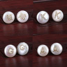 Cz Крошечные золотые серебряные 26 инициалы Буквы Алфавита имя талисманы пресноводного жемчуга бисера Шарм пуговица по заказу серьги гвоздики для женщин