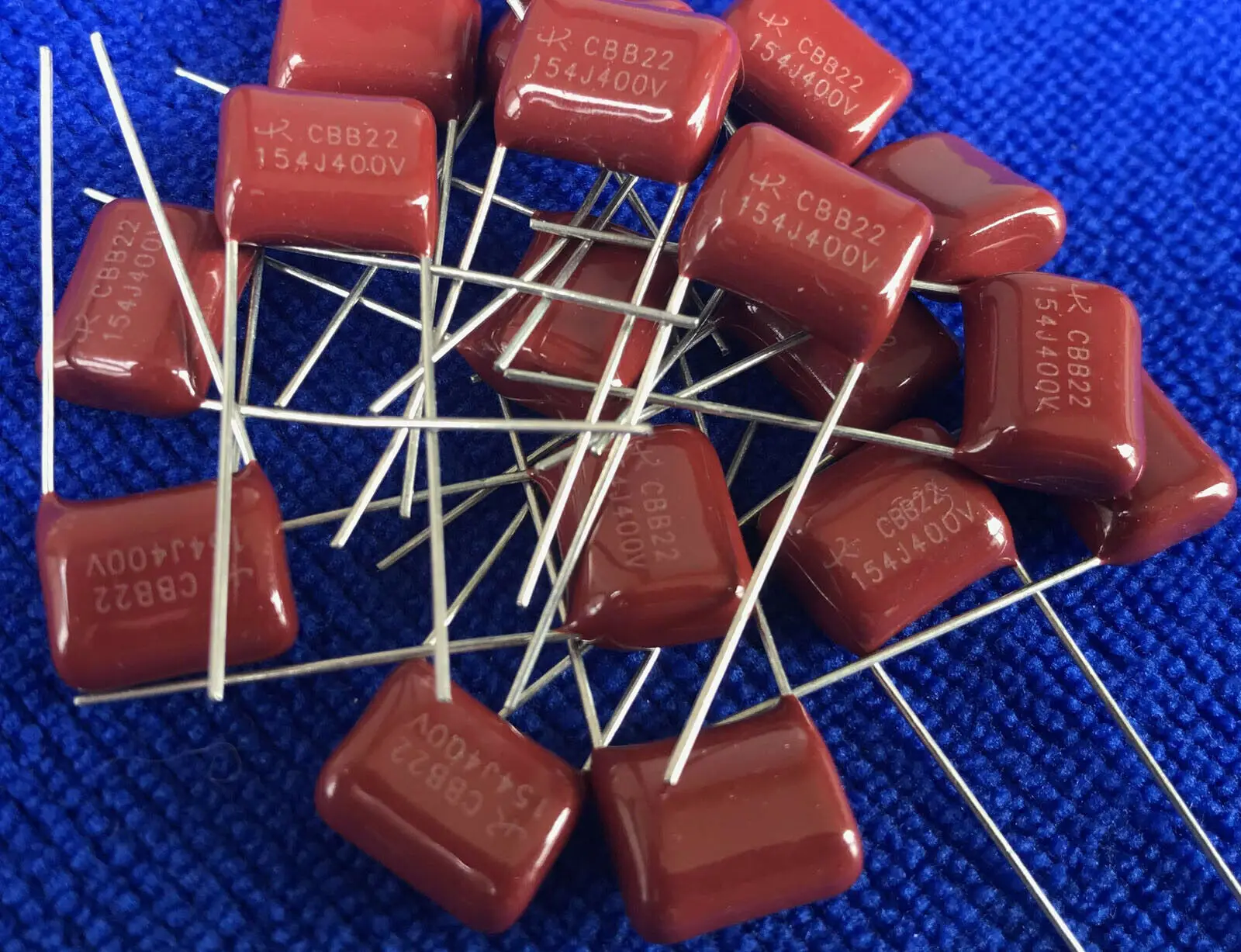 100pcs 154J 400V В американском стиле, имеется на 50/100 шт CBB Металлизированный пленочный конденсатор с алюминиевой крышкой, 104/105/154/185/224/225/274/305/333/334/434/474/475/564/684/ 824J 400V - Цвет: 100pcs 154J 400V