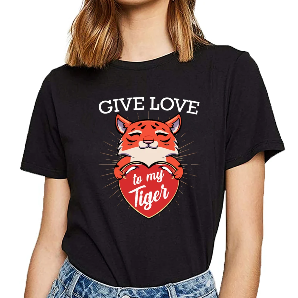 Женская Винтажная футболка с круглым вырезом give love to my tiger wilderness predator | одежда