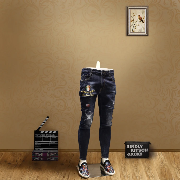 Модные обтягивающие рваные джинсы с значком для мужчин; индивидуальная уличная одежда; узкие брюки синего цвета; большие размеры 28-36