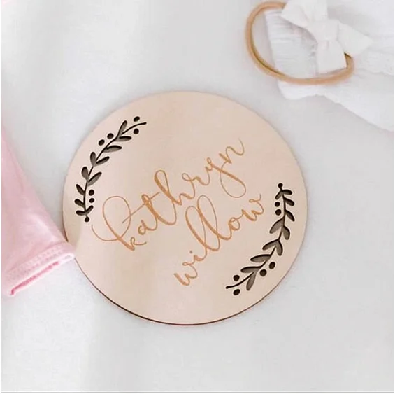 Деревянный рекламный знак для новорожденных с лазерной гравировкой карточка