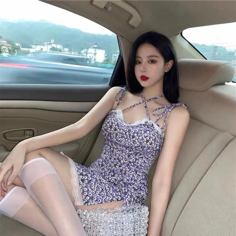 

Hong Kong flavor in summer sweet cross necked dress with broken buds and lace