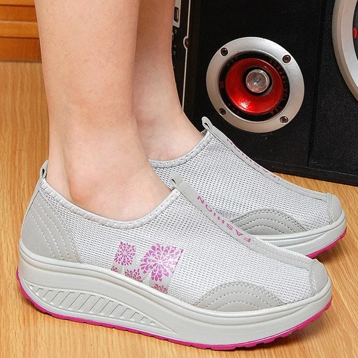 Большие размеры; tenis feminino; Лидер продаж года; спортивная обувь; красная женская обувь для тенниса; женские спортивные кроссовки; кроссовки из сетчатого материала на плоской подошве - Цвет: Серый