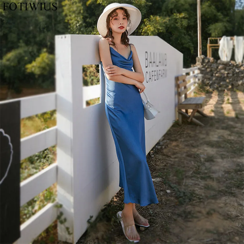 Женское длинное атласное платье на тонких бретельках с открытой спиной летние