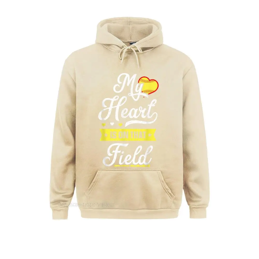 thumbnail image 1 of Camiseta con el mensaje "Mi corazón está en ese campo", regalo para mamá, sudaderas con capucha divertidas de softbol, sudaderas de manga larga para estudiantes, sudaderas geniales, 1 of 5