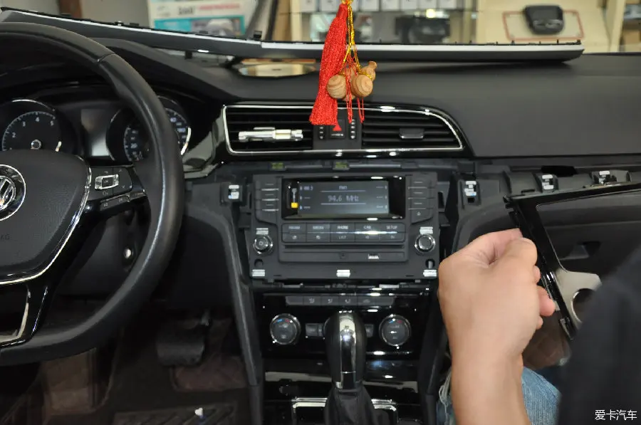 Автомобильный Android мультимедиа подходит для Volkswagen разборка установка видео учебник, это видео только для обучения