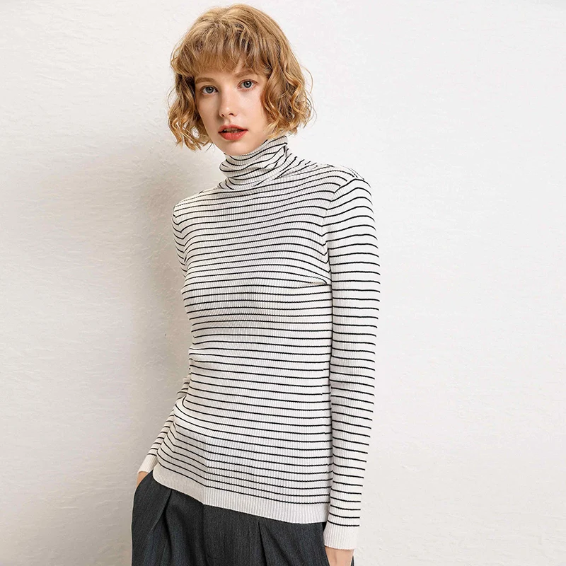 

Women in striped sweaters wear tight wild weight-loss shoes on their necks in autumn and winter
