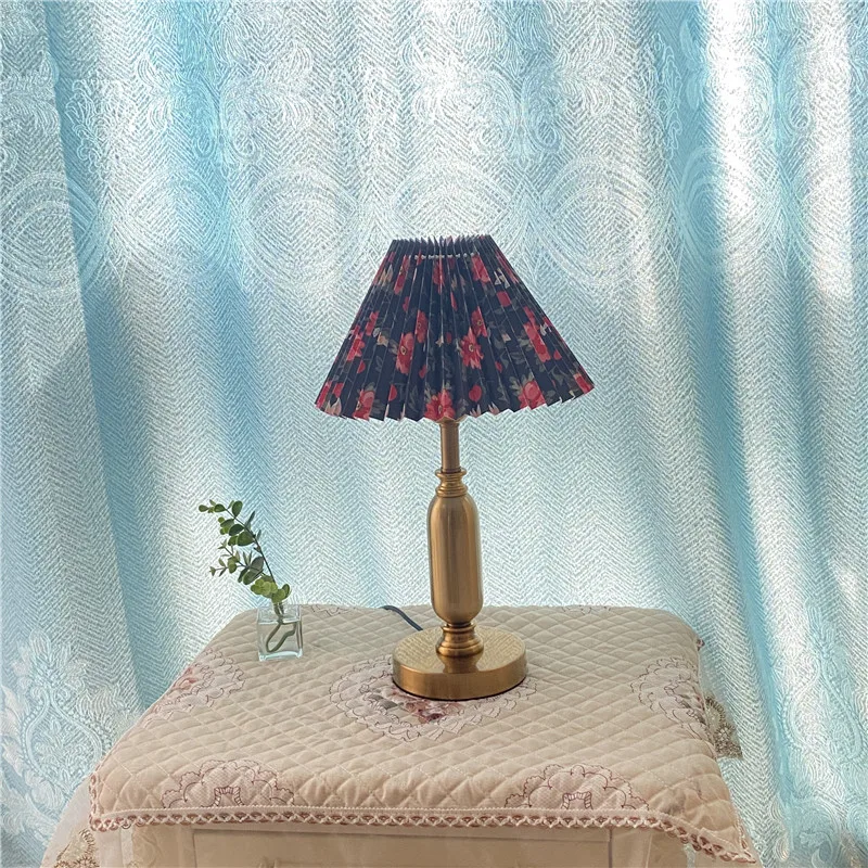 

Factory direct sales classical Bronze Metal lamp holder cloth lamp decorative table lamp2020