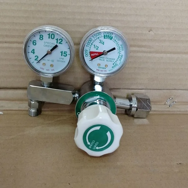 

Double gauges CGA540 oxygen regulator with 9/16UNF outlet to connect humidifier