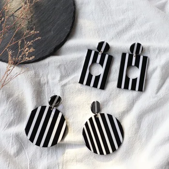 

Exaggerated Dangle Earrings Black and White Striped Acrylic Earrings Round Geometric Minimalist Catwalk Earrings Wholesale Women