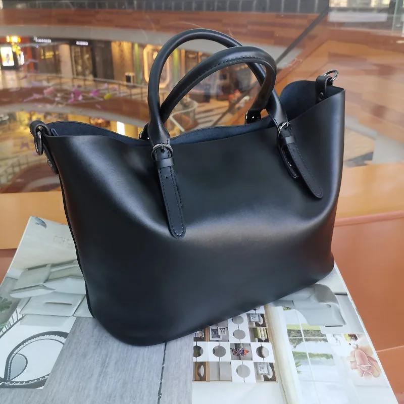 

The Leather Female Bag Simple Big Bag Lady High Quality Handbag Slants The Large Capacity Leisure Child Mother Bag.