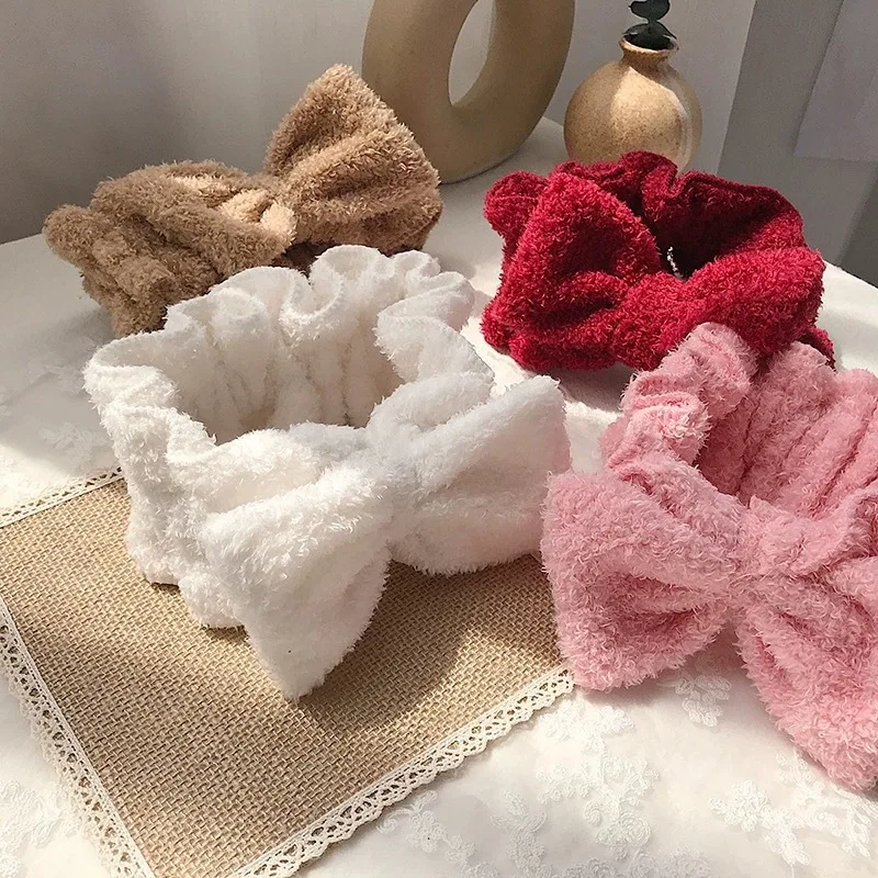 

Make-up Women's Facial Masks Are Packed with Face Bundles and Hair Bands.