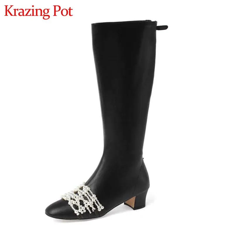 Krazing Pot/Лидер продаж; модные сапоги из натуральной кожи с жемчугом и бусинами; теплые зимние сапоги до бедра с круглым носком на среднем каблуке с молнией сзади; L61