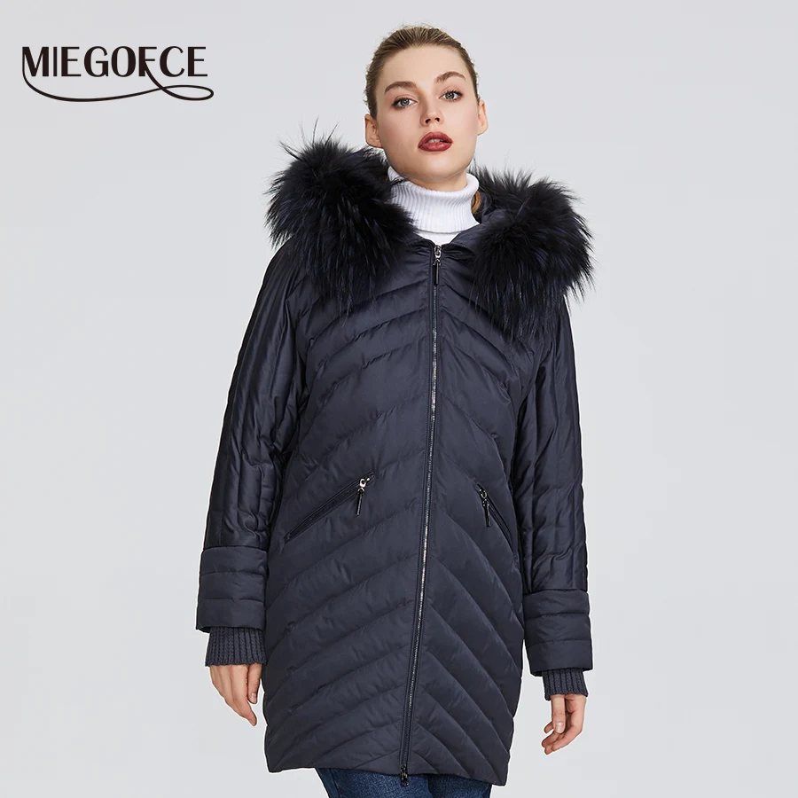 Koop Miegofce 2019 Nieuwe Winter Vrouwen Collectie Van Jas Buitengewone Ontwerp Er Is Een Kap Met Bont Knielange vrouwen Warm Jasje
