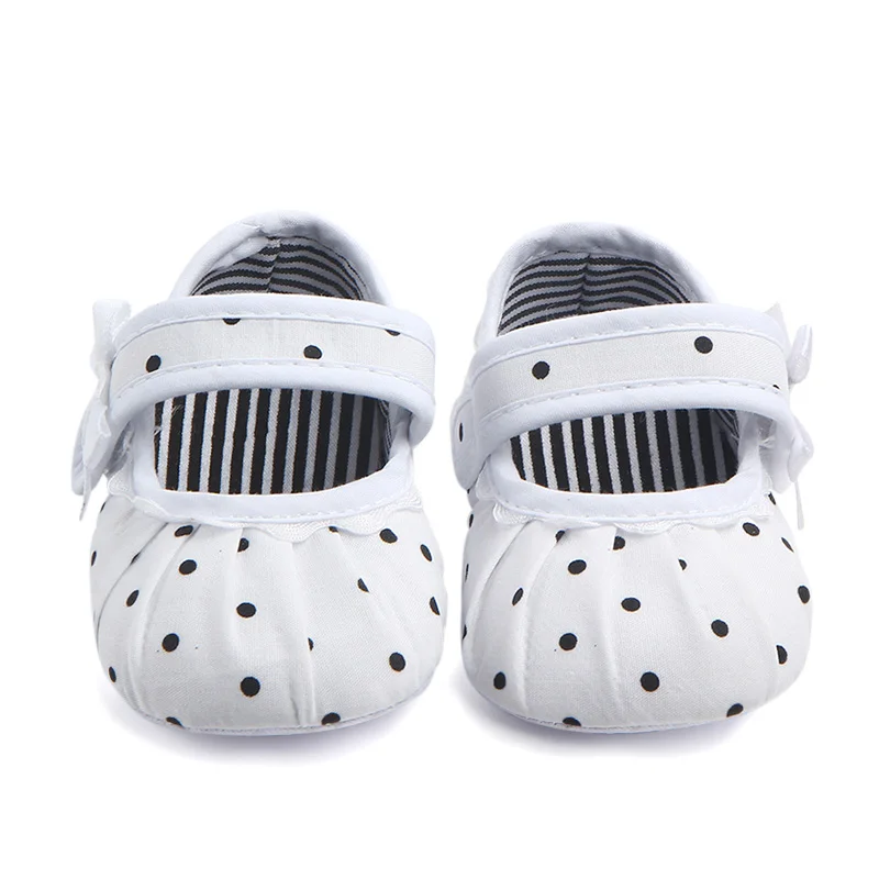 Новинка; милая обувь в горошек для новорожденных девочек; детская обувь с бантом и цветочным узором; обувь принцессы для малышей 0-18 месяцев; нескользящая обувь для малышей