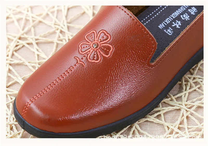 YAERNINew autumn pu leather women moccasins flat shoes embroidered moms flat shoes ballerina shoes casual shallow boat soft shoe