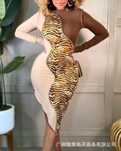 Jupe de hanche exposée avec coutures contrastées, nouvelle collection printemps 2022