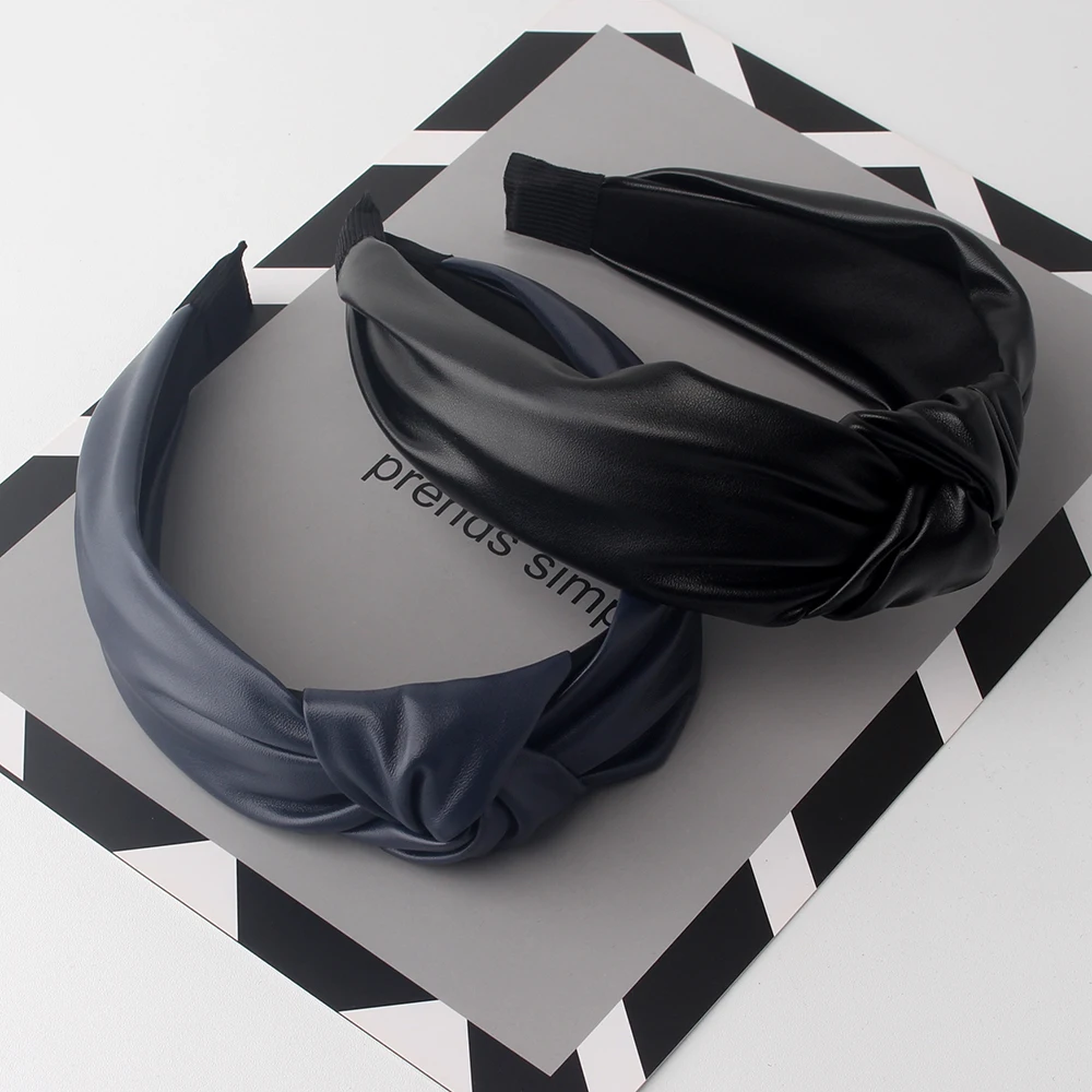 Повязка на голову женская из экокожи модный однотонный милый ободок с бантом