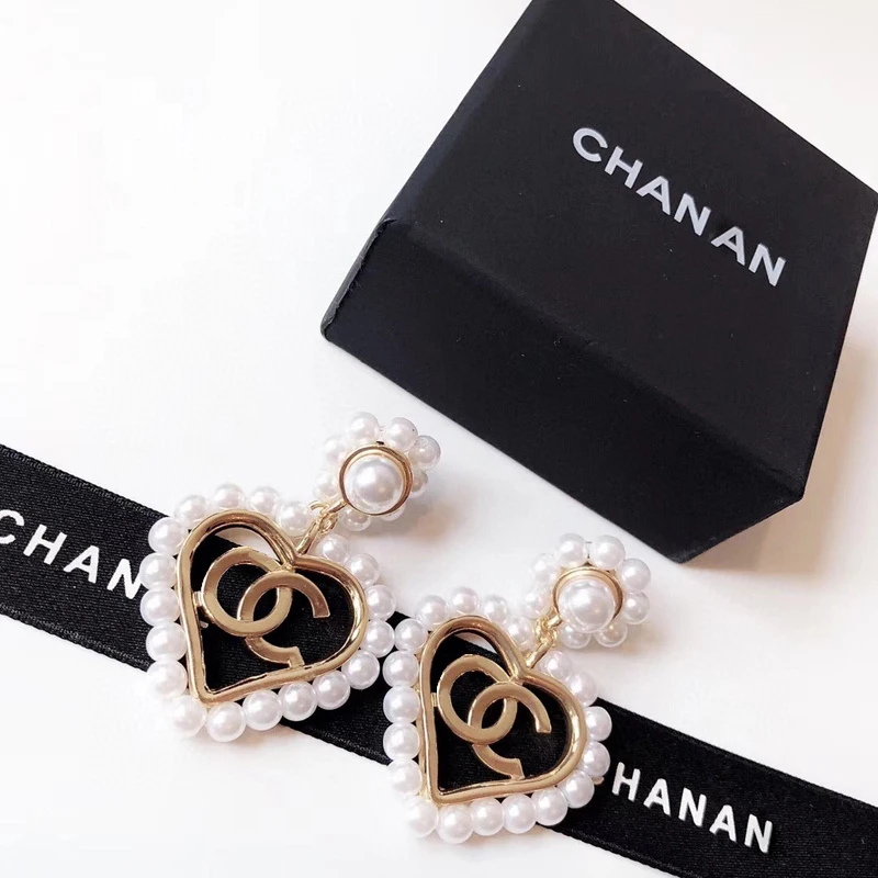 

Cross border fashion star street shot earrings S925 silver needle letters exaggerated large heart inlay rice beads earrings