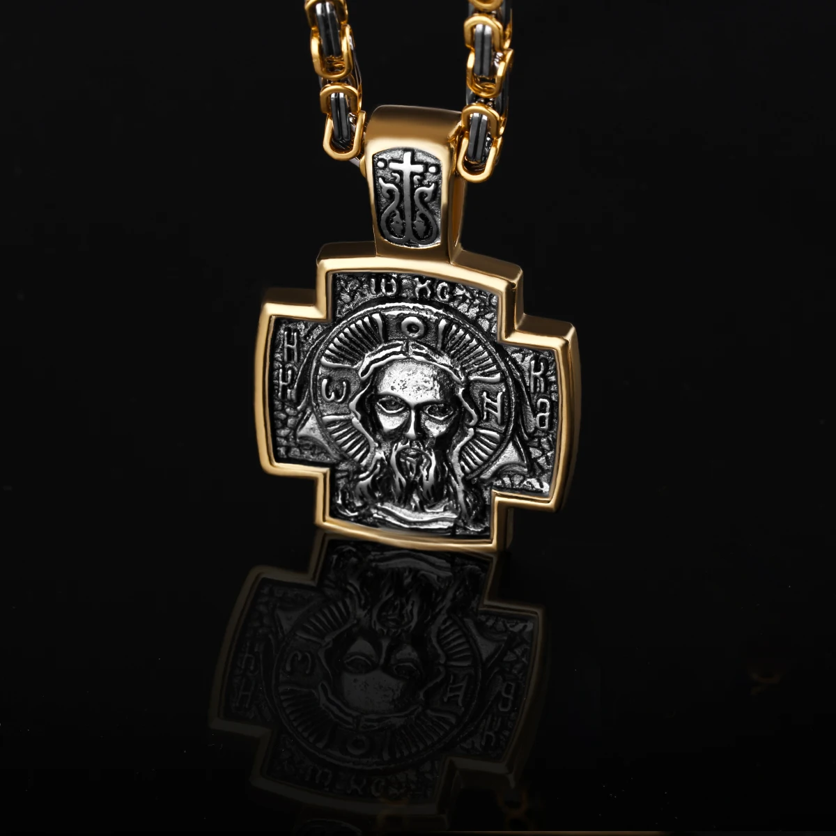 Detailansicht Jesus Relief Anhänger mit kyrillischen Buchstaben IC XC und Heiligenschein.