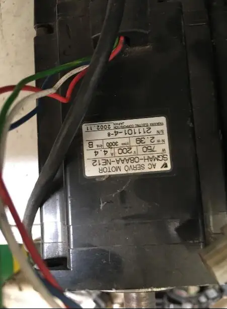 SGMAH-08AAA-NE12 используется один, серводвигатель, хорошо работает