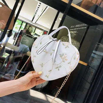 

The new small bag female new Korean version of the wild girl messenger bag lace shoulder portable heart-shaped bag