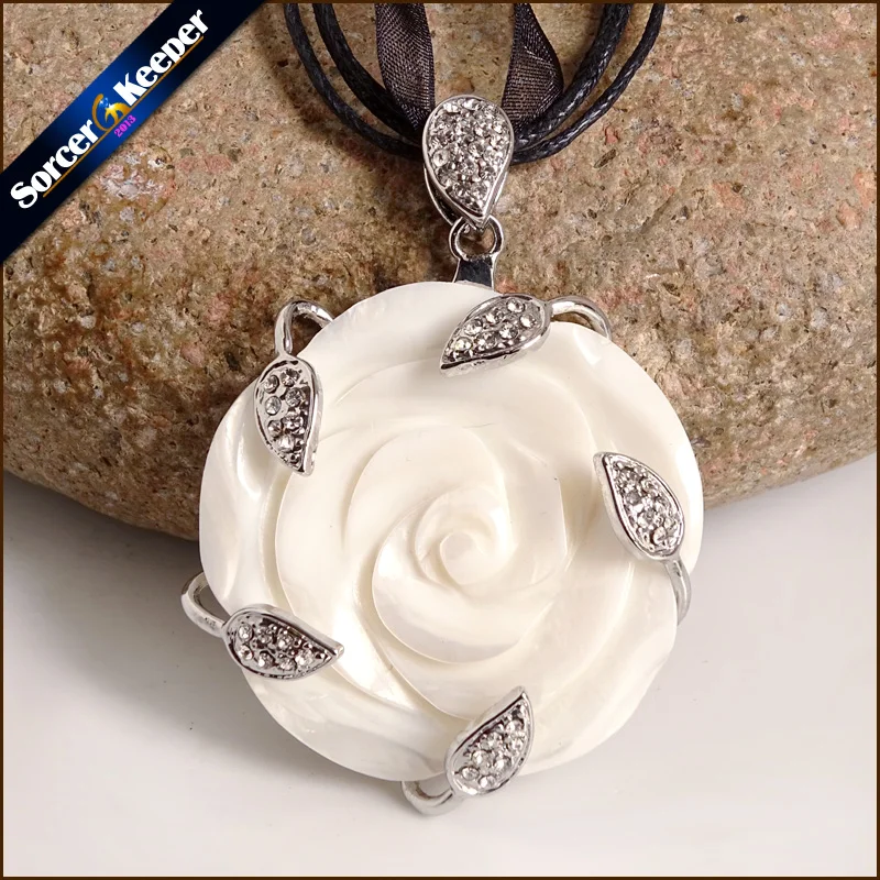 

New Natural Mother of Pearl SeaShell Hand-carved Peach Flower Chain Necklace Pendants Vintage Bijoux Women Jewelry CA002