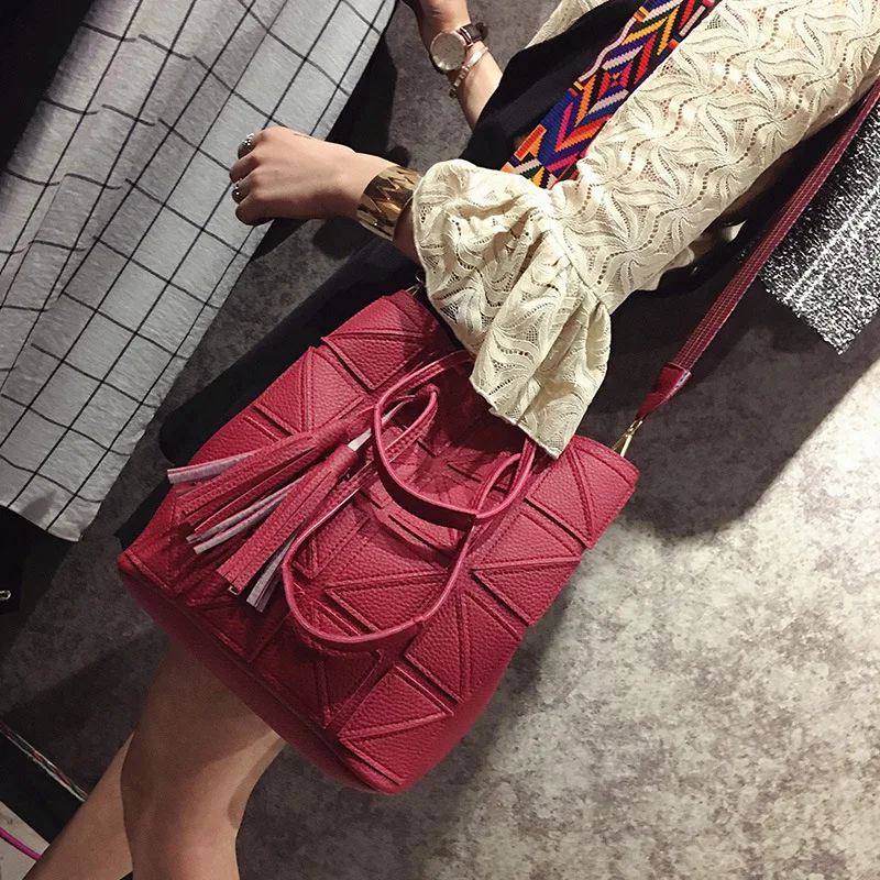 

2019 New Style Triangular Joint Barrel Tote Simple Fashion Embossed Leather Tassels Picture Shoulder Bag