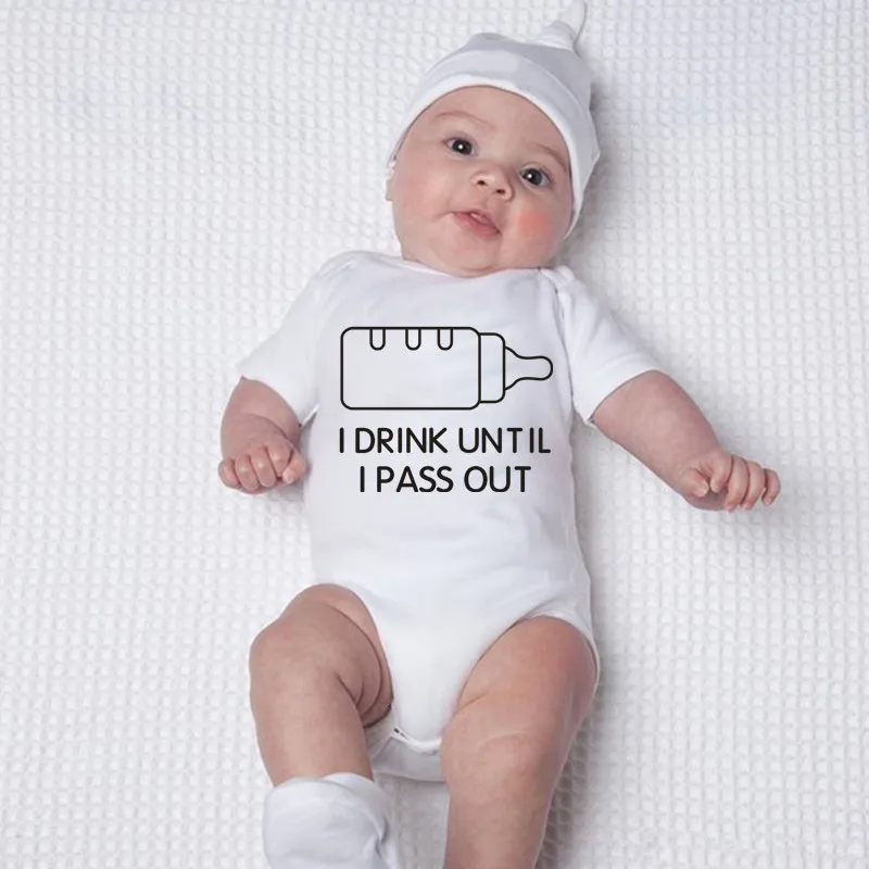 Милая Детская Одежда для новорожденных девочек с принтом бутылочки «I DRINK UNTIL I Half OUT» белый хлопковый комбинезон для маленьких девочек, Комбинезоны для маленьких мальчиков - Цвет: Белый