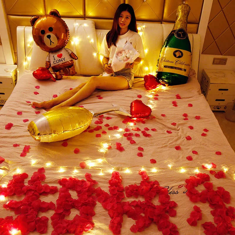 

Simulation Rose Petal 520 Valentine's Day Making Romantic Surprise Confession Hotel Bed Arrangement Balloon Package Lighting