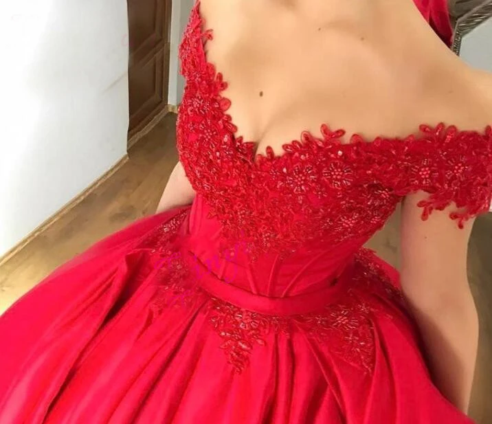 Платья выпускного вечера Многоуровневое красное атласное с открытыми плечами глубокий v-образный вырез аппликации бисером длинное платье для выпускного корта поезд Специальные вечерние