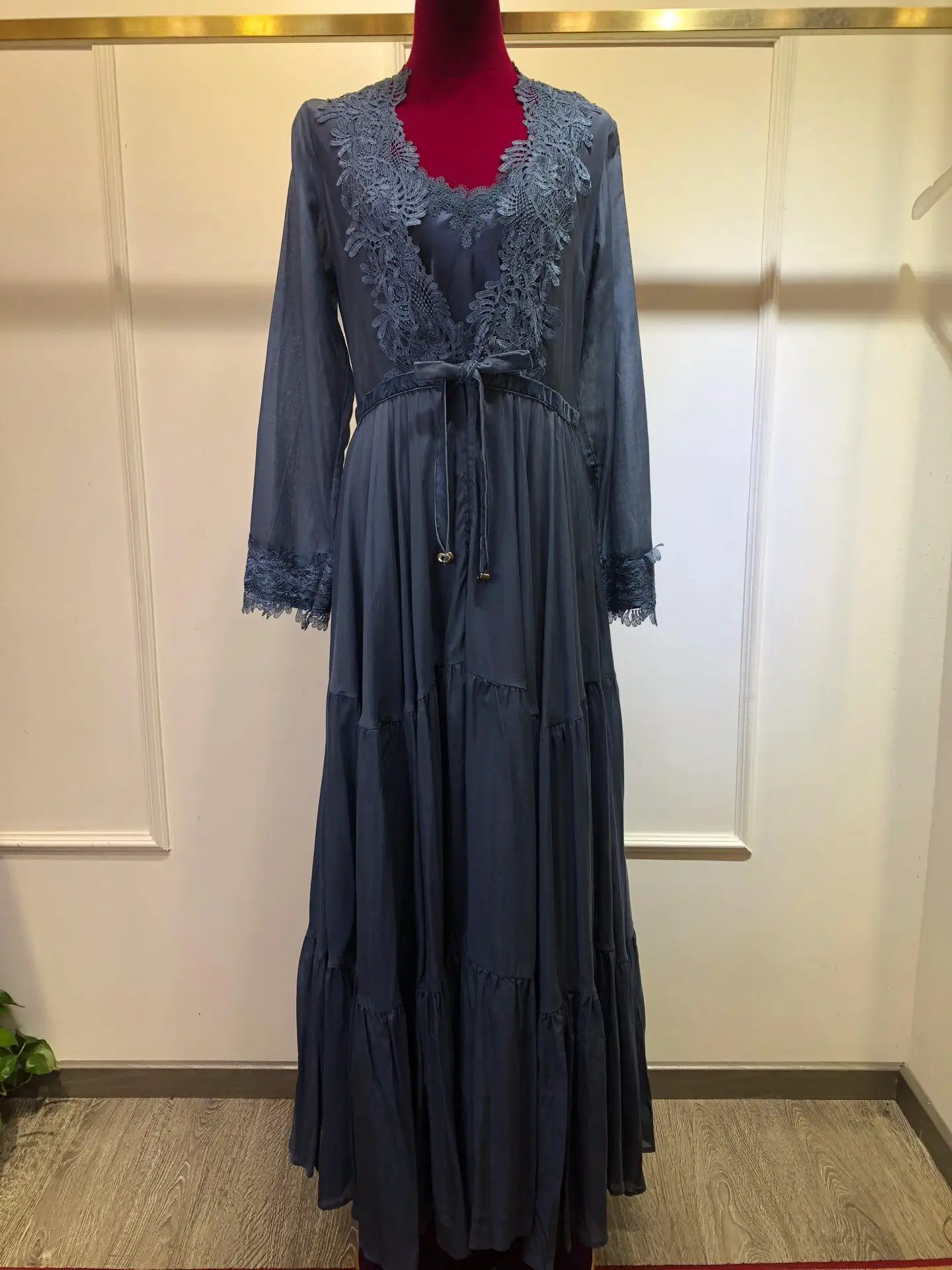 

The new summer 2019 spell lace robe and condole two-piece outfit