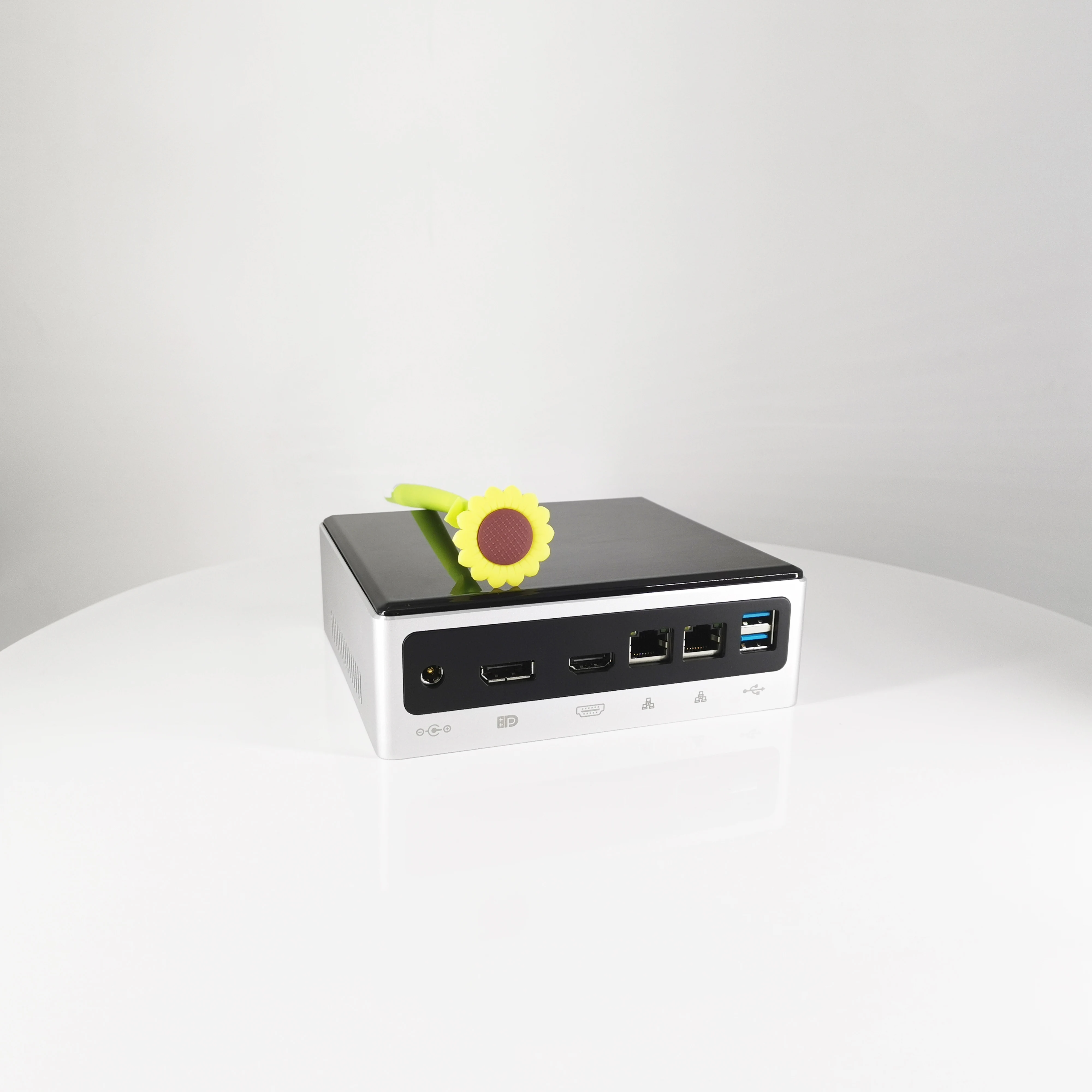  8th Gen Mini PC Intel i7 8550U i5 8250U 4 Core 8 Threads 2*DDR4 M.2 NVMe NUC Pocket Computer Win10 