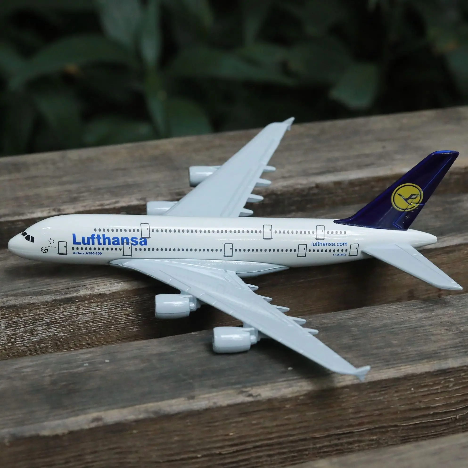 Немецкие авиакомпании Lufthansa модель самолета из сплава с самолетом 15 см