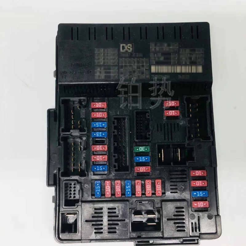 

Car Engine compartment relay control unit 2013-Nis sanL oul anT eana body computer fuse box assembly relay control unit