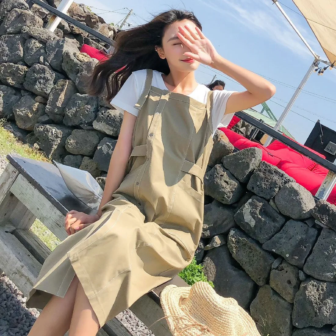 

Photo Shoot CHIC Sense of Design Waist Hugging Single Breasted by Age Suspender Skirt WOMEN'S Short Sleeved T-shirt Playful Khak