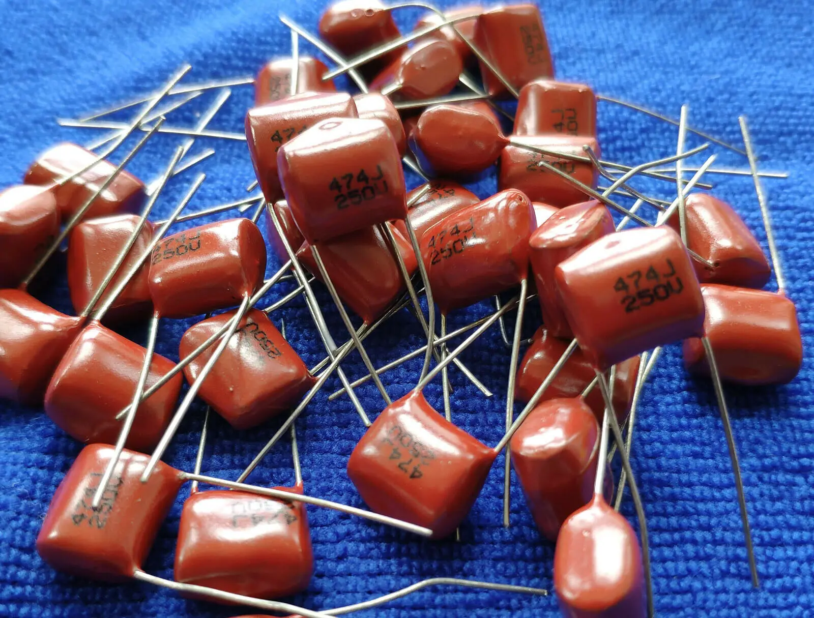 100pcs 474J 250V US Stock 50/100pcs CBB Metallized Film Capacitor 104/105/125/155/205/224/225/305/474/684J/k 250V - Color: 100pcs 474J 250V