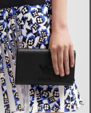 

Women bag for customers to pay